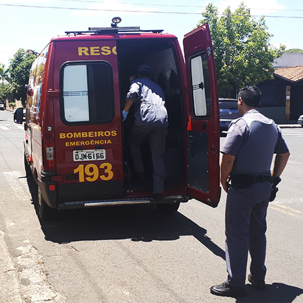 Carro atravessa cruzamento de ruas e 'fecha' motocicleta