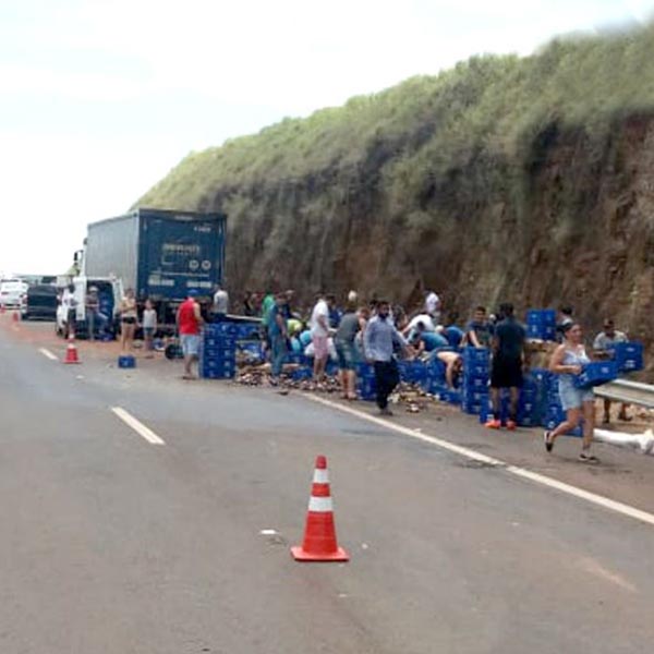 Caminhão de cerveja tomba em Maracaí e motoristas se arriscam para pegar carga