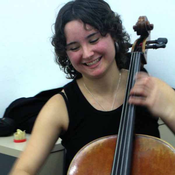 Júlia Carrasco recebe os parabéns pela chegada de seu aniversário