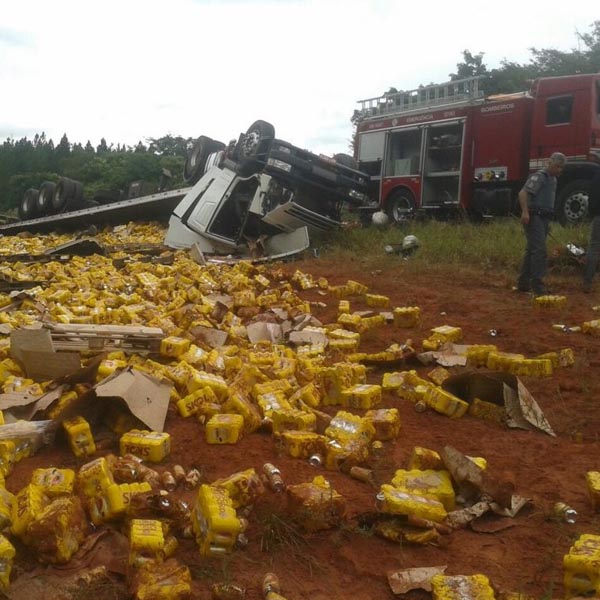 Carreta carregada com cerveja cai em ribanceira na Raposo Tavares em Assis