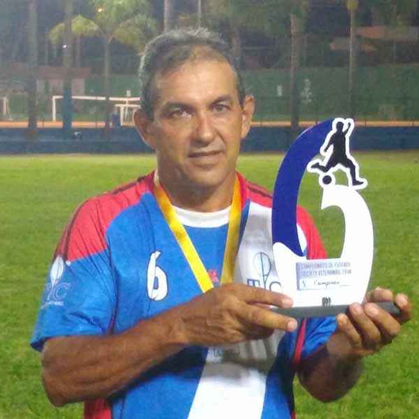 Valdemir Ferreira recebe os parabéns pela chegada de seu aniversário