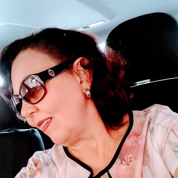 Maria Lucia Vergili recebe os parabéns pela chegada de seu aniversário