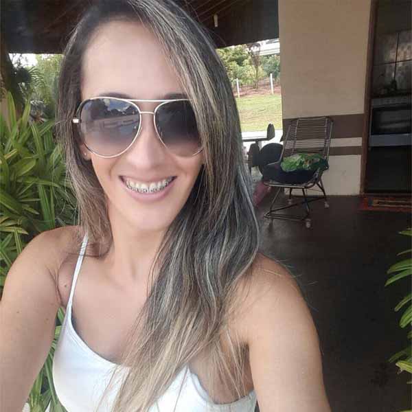 Helen Visnardi recebe os parabéns pela chegada de seu aniversário