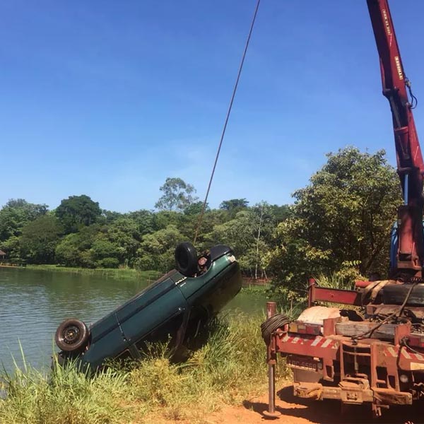 Motorista morre após carro cair no Rio Paranapanema em Palmital