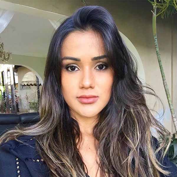 Karina Nunes recebe os parabéns pela chegada de seu aniversário