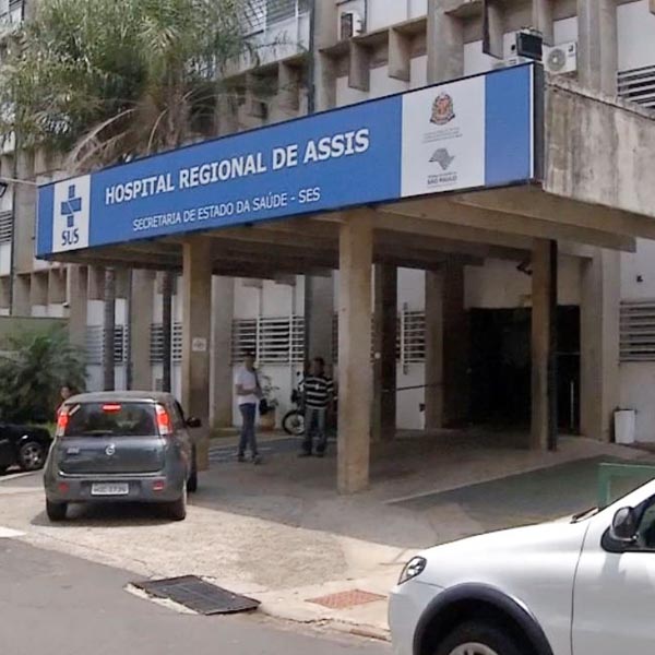 Coletor tem parte da perna amputada ao empurrar saco de lixo para dentro de caminhão em Assis