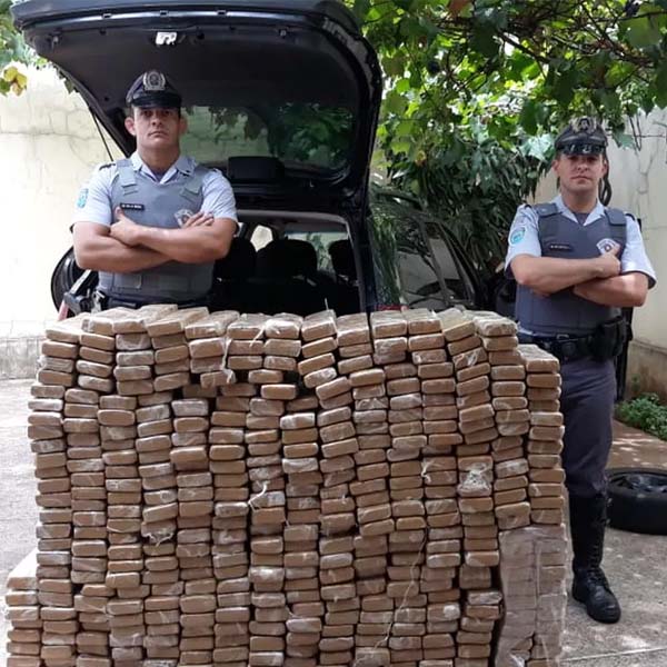 Centenas de tabletes de maconha são encontradas dentro de carro em Tupã