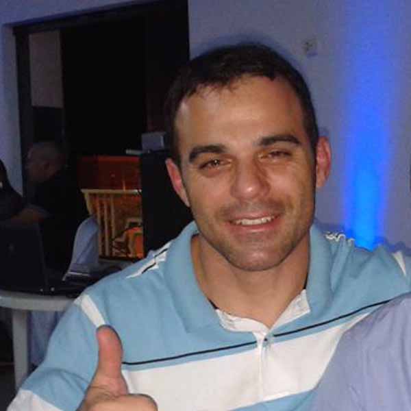 Fabio Ricardo apaga velinhas neste sábado