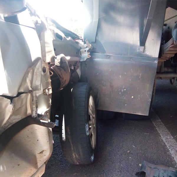 Motorista perde o controle e bate em caminhão estacionado em Assis