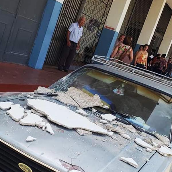 Queda de reboco deixa idoso ferido em farmácia municipal de Marília