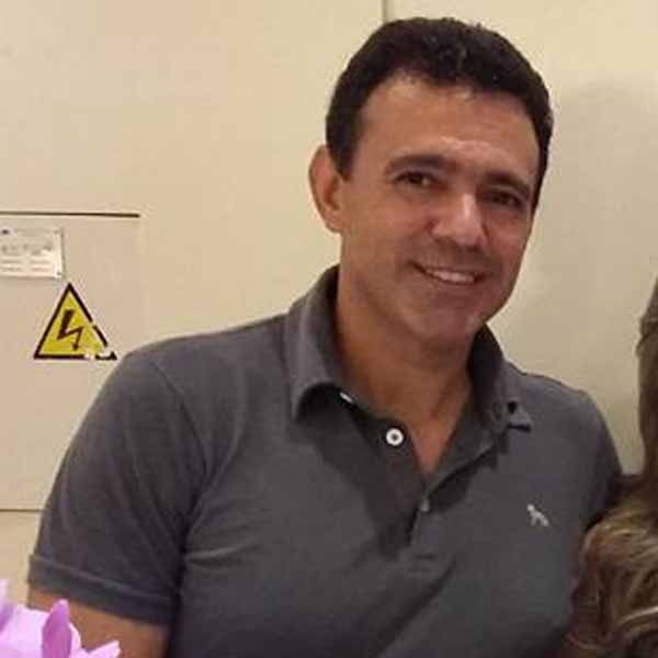 Carlos Hipólito apaga velinhas nesta quarta feira