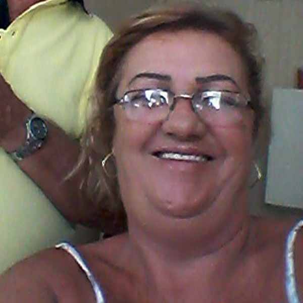 Dionilda Simongini recebe os parabéns pela chegada de seu aniversário