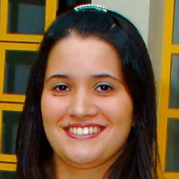 Ana Carolina recebe os parabéns pela chegada de seu aniversário