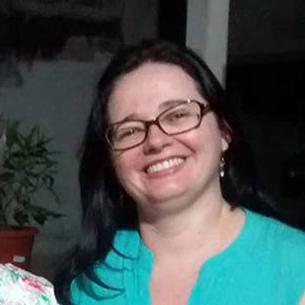 Andrea Andrade recebe os parabéns pela chegada de seu aniversário