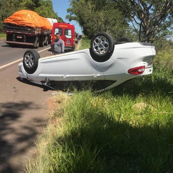 Carro capota após se envolver em acidente com caminhão entre Assis e Paraguaçu Paulista
