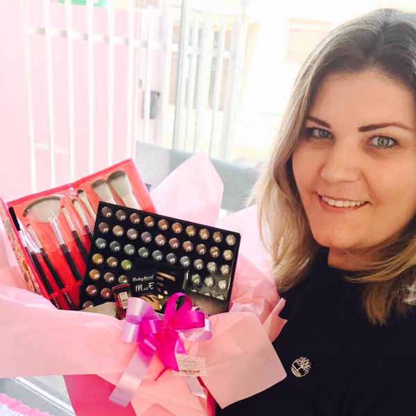 Aline Fernandes comemora mais um aniversário.