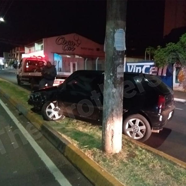 Ladrão furta carro, perde o controle e sobe em canteiro central na Dom Antônio em Assis