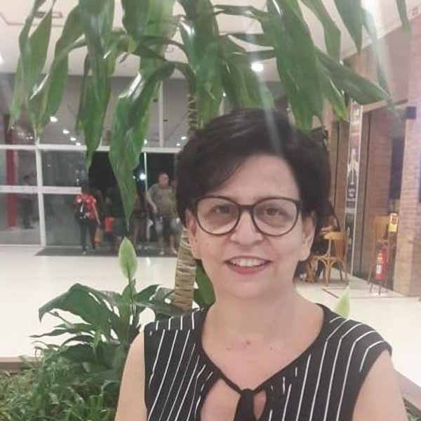 Lucia Simões completa idade nova
