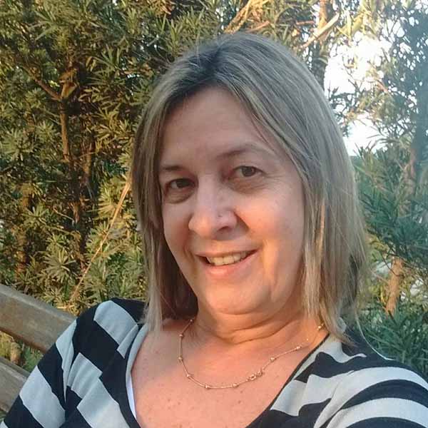 Rosana Cunha recebe os parabéns pela chegada de seu aniversário