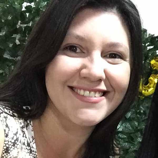 Athena Zandonadi recebe os parabéns pela chegada de seu aniversário