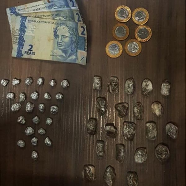 Cão ajuda PM a apreender porções de maconha e crack no Jardim das Oliveiras