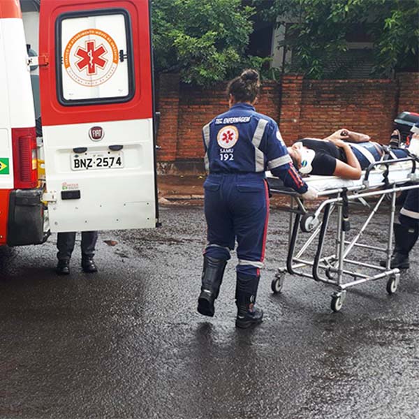 Três pessoas ficam feridas após colisão entre motocicleta e bicicleta