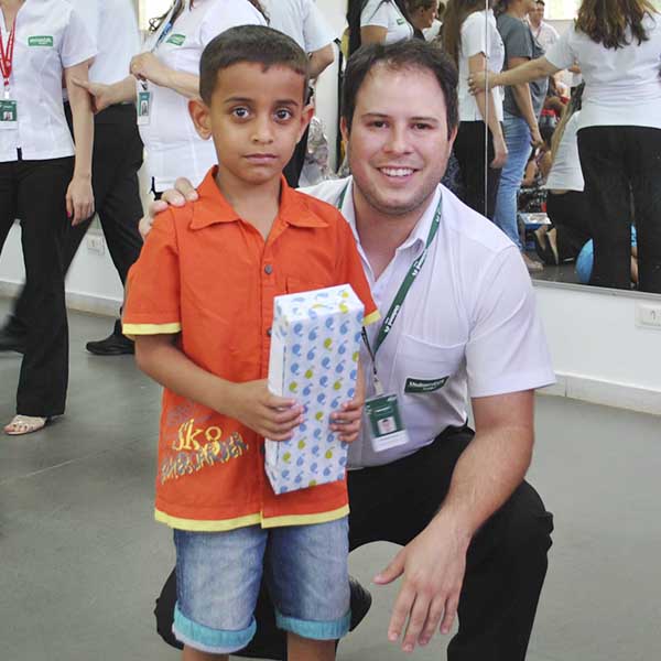 Colaboradores da Unimed Assis doam brinquedos em campanha natalina