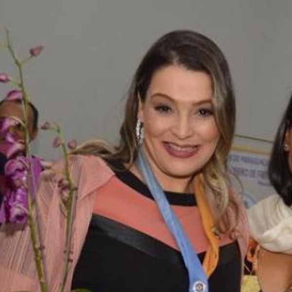 Angelica Louzada recebe os parabéns pela chegada de seu aniversário