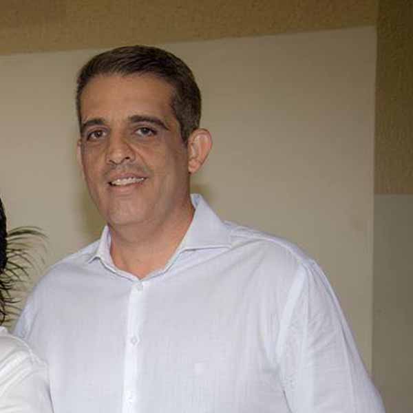 Danilo Alphonse apaga velinhas nesta quarta
