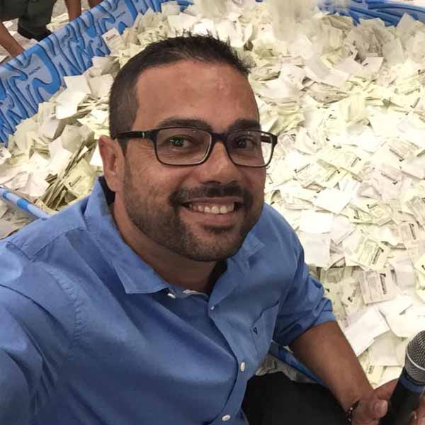 Fabio Santos comemora mais um aniversário.