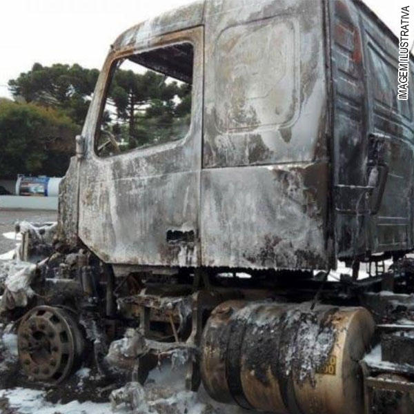 Caminhão de cerveja pega fogo em rodovia de Cândido Mota