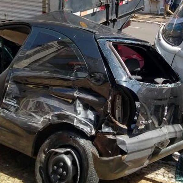 Caminhão perde o freio e 'esmaga' carro estacionado na Rui Barbosa em Assis