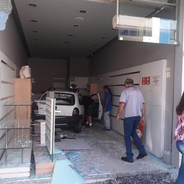 Motorista não respeita sinal vermelho e causa acidente no centro de Assis