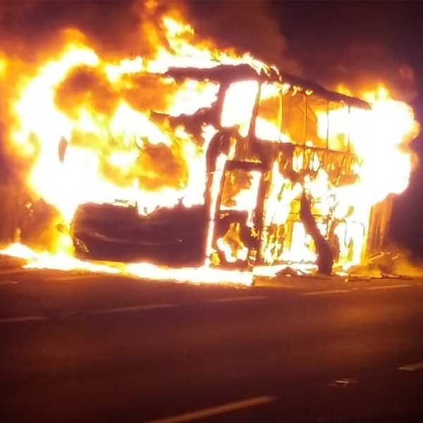 Ônibus fica destruído após pegar fogo em praça de pedágio de Palmital