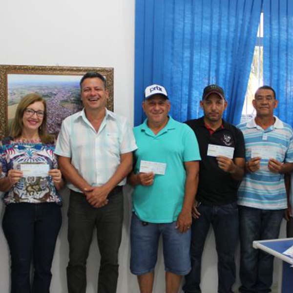 Prefeitura de Quatá entrega cheques aos ganhadores da campanha 'Melhoria de Arrecadação do IPTU'