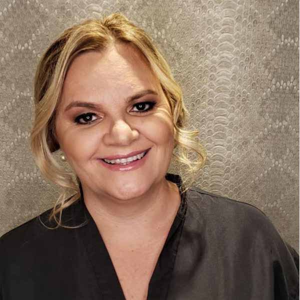 Rosane Garms recebe os parabéns pela chegada de seu aniversário