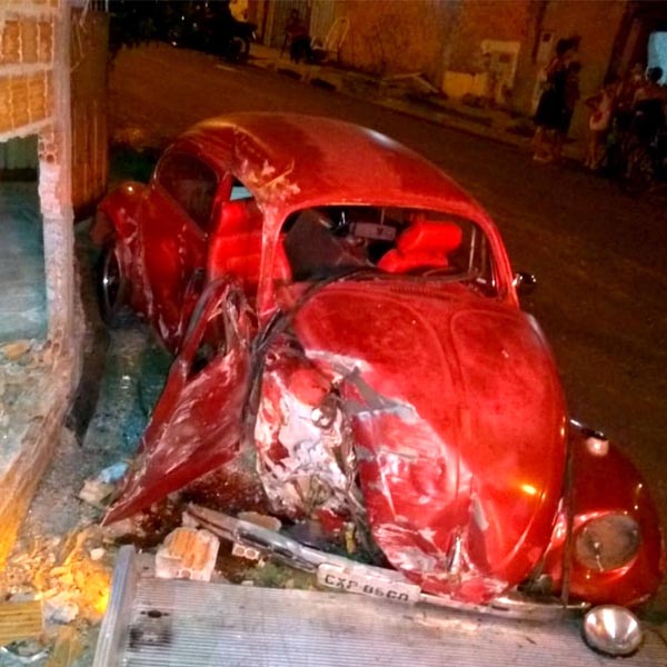 Carro desgovernado atinge muro de casa em Assis e moradora fica ferida