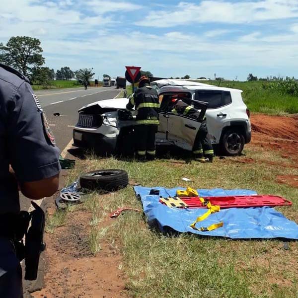 Quatro pessoas ficam feridas após acidente entre carro e carreta em Rancharia