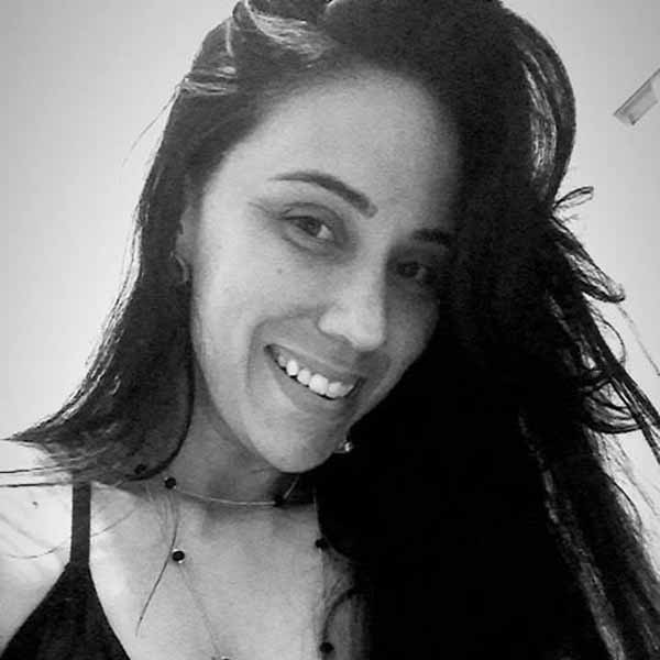 Giovana Ribeiro recebe os parabéns pela chegada de seu aniversário