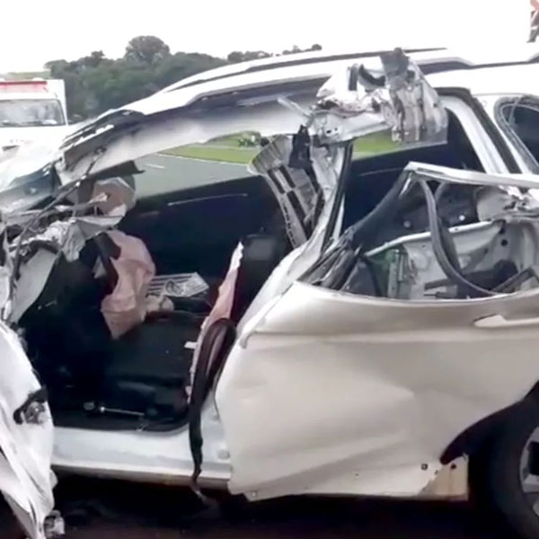 Motorista fica preso às ferragens após bater na traseira de caminhão em Maracaí