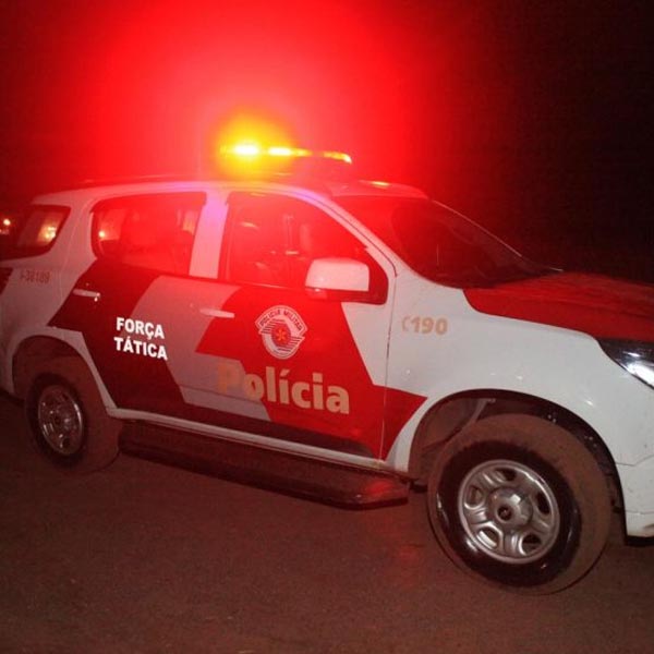 Ladrões usando capacetes invadem sorveteria e roubam R$ 2 mil em Assis