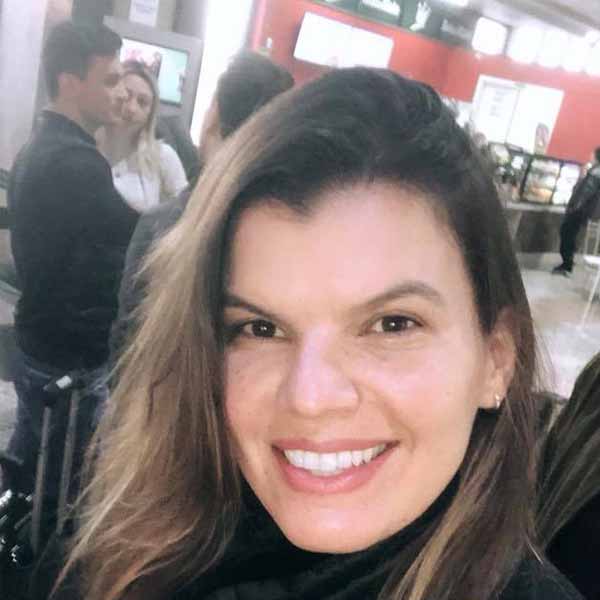 Ana Fraga recebe os parabéns pela chegada de seu aniversário