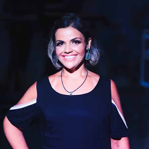 Mayara Oliveira apagam velinhas