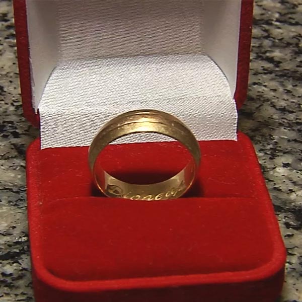 Auxiliar de limpeza salva casamento de 55 anos após devolver aliança perdida por idoso em Marília