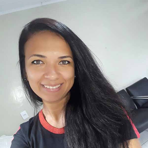 Josiane Queiroz apaga velinhas