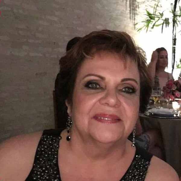 Maria do Carmo Benicio apaga velinhas nesta quarta