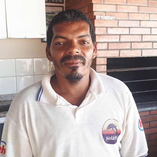 Adenilton José, o Alagoas apaga velinhas neste sábado.