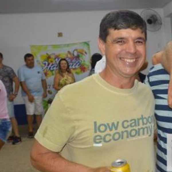 Marcelo Moreira apaga velinhas nesta terça