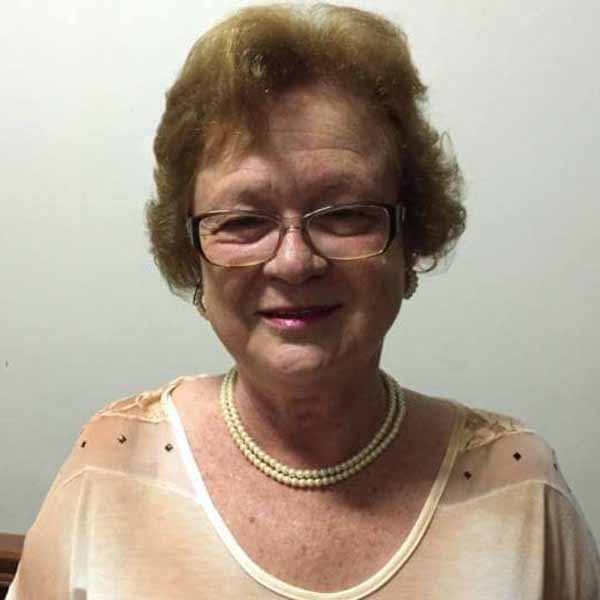 Maria Célia recebe os parabéns pela chegada de seu aniversário