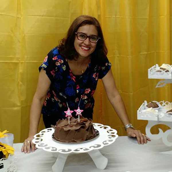 Daniela Bueno apaga velinhas